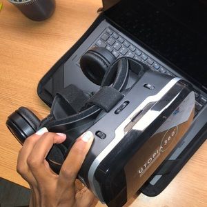 NEW Virtual reality head set with controller